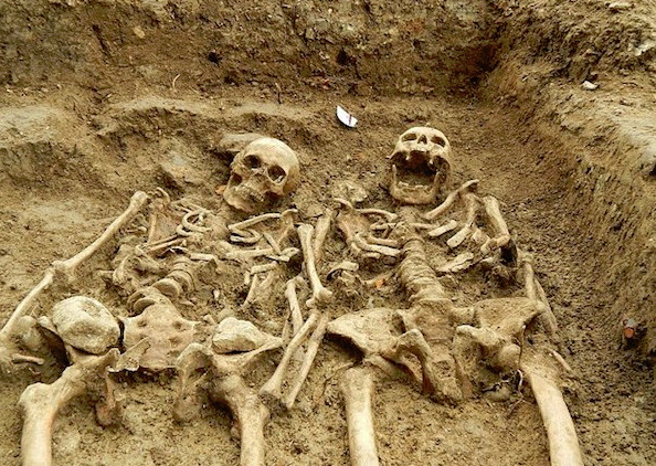 爱情生死书! 英国教堂挖出骷髅牵手700年
