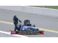 【影】不死賽車手！直線極速爆炸解體　帥氣走出殘骸《ETtoday 新聞雲》