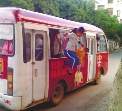 限载19人 公车挤70人司机逼小学生跳窗下车 | 