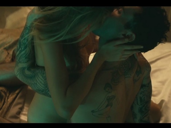 魔力红主唱<em>裸吻</em>新婚妻 肉欲「淋血」床战影片