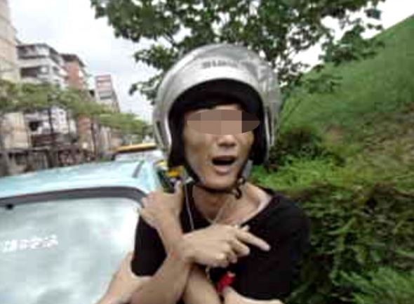 男毒虫穿<em>胸罩藏</em>毒被拦检 双手护胸嗲嗔「大哥