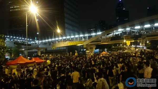 <em>鸡排妹</em>现身<em>香港</em>挺占中 现场Live警察与学生拉