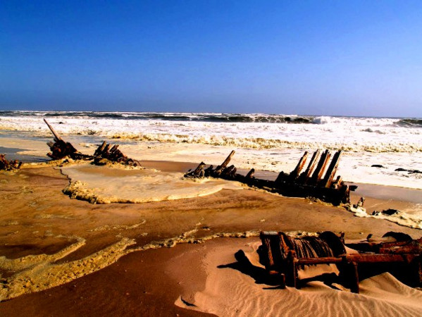 寒毛直竖的骷髅海岸,一走就踢到人骨 | 键盘大柠