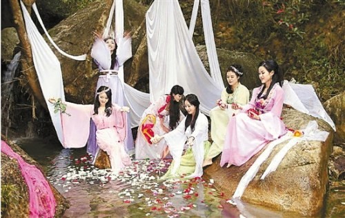 6仙女在山谷中扮仙女照片在网路上疯传.(图/翻摄自中新网)