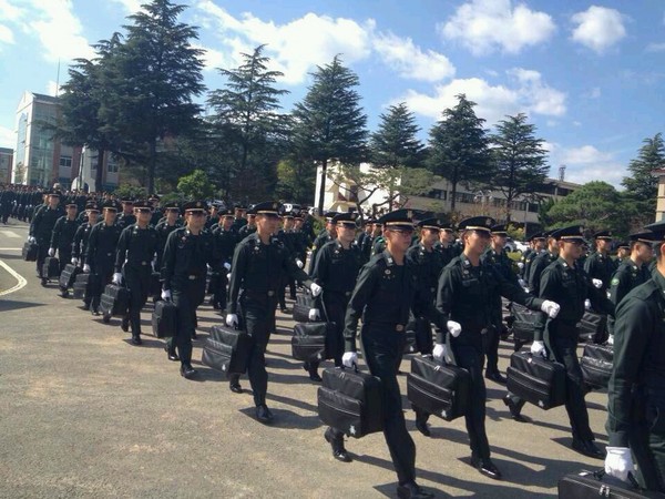 南韩军校学员脱光上衣跑步 身材好到爆