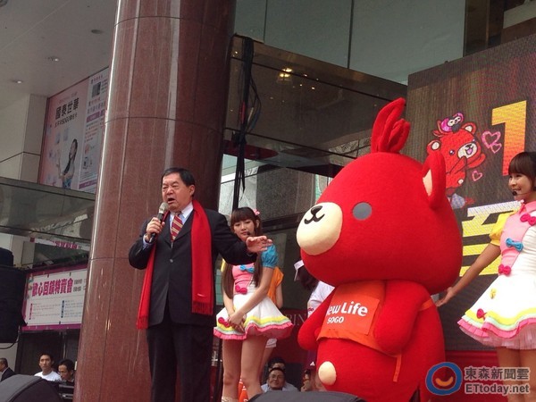 徐旭东出席SOGO造势 喊出GDP上看4%、日币