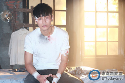 李荣浩拍MV摔落2公尺高沙坑 工作人员背著送