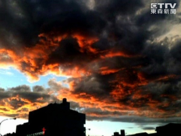 d80819 台東出現超級火燒雲　透出橘紅色光芒天有異象？《ETtoday 新聞雲》