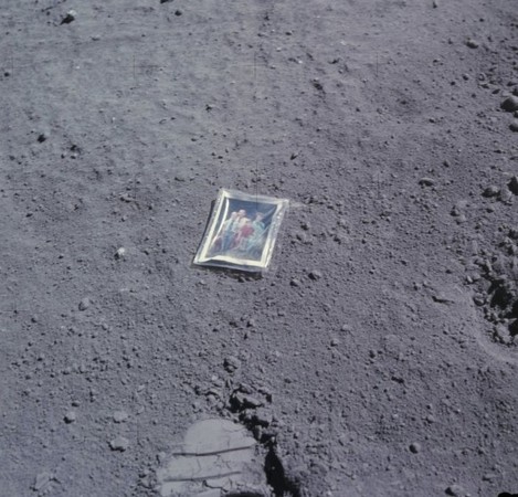d81002 遺落在月球的「全家福」？　來自1972年太空人的鄉愁《ETtoday 新聞雲》
