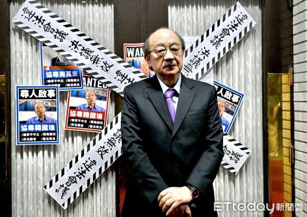 ▲▼柯建銘 民進黨立法院黨團議場前記者會 並將議場大門貼上封條抗議。(圖/記者屠惠剛攝)