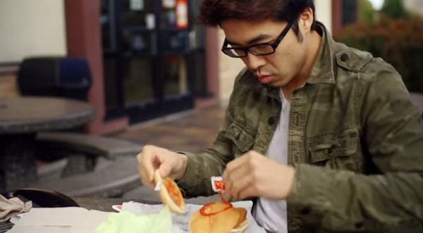 贫穷版《公主我最大》 4名亚裔男逛卖场,吃速食