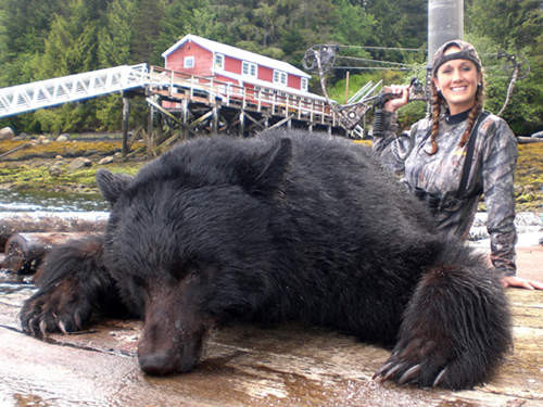 d83626 北美「狩獵女神」Melissa　光靠弓箭就能射殺黑熊《ETtoday 新聞雲》