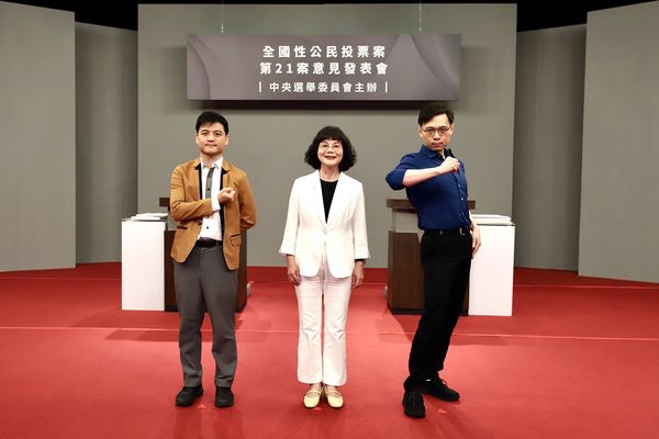 ▲▼核三公投第三場說明會,中選會委員陳月端、反方代表台灣綠黨第23屆共同召集人甘崇緯、正方代表「核能流言終結者」創辦人黃士修。(圖/中選會提供)