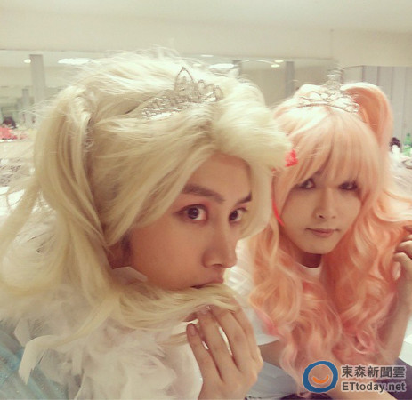▼super junior金希澈和厉旭扮成超美艾莎.