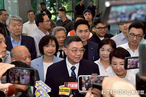 ▲卓榮泰與盧秀燕。(圖/行政院提供)