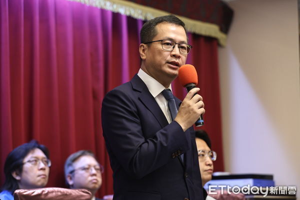 ▲羅智強宣布參選國民黨主席。(圖/記者林敬旻攝)