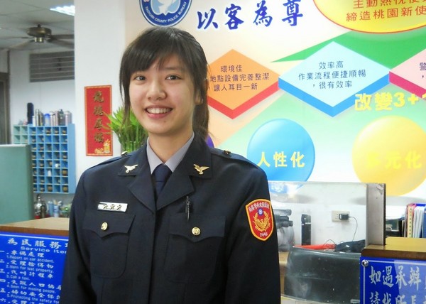 桃园县警分局普仁派出所20岁女警钟佩吟近日爆红,一张身穿制服的照片