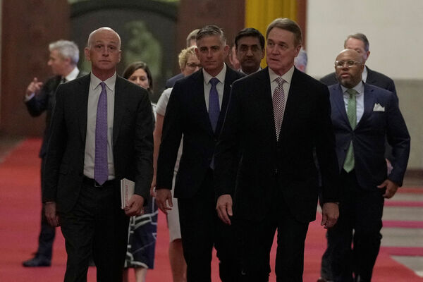 ▲美國眾議院議員罕見訪中,旨在穩定兩國關係由民主黨眾議員亞當史密斯率領的兩黨代表團在北京人民大會堂會見了中國國務院總理李強。(圖/路透)