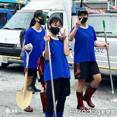 ▲▼台鐵也在臉書分享多張志工抵達光復站前線照片,形容他們是「鏟子超人」、「煮飯超人」、「救援超人」 。(圖/國營台鐵公司粉絲團)