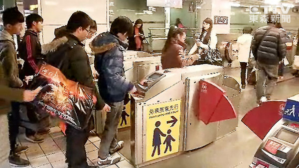 高铁演习忘撕「炸弹」字条 近千名旅客延误 | E