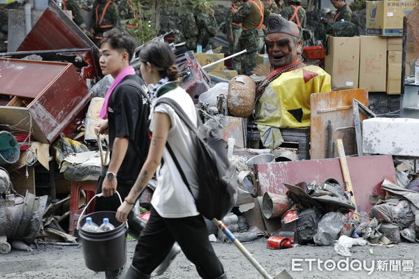 ▲▼花蓮光復鄉馬太鞍溪堰塞湖潰堤災變第五天,災民在志工國軍的全力投入下,展開災後清理重建的工作。(圖/記者湯興漢攝)