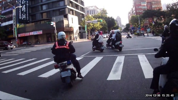 「只剩3秒」少年硬要闯红灯 后面警察鸣笛追上