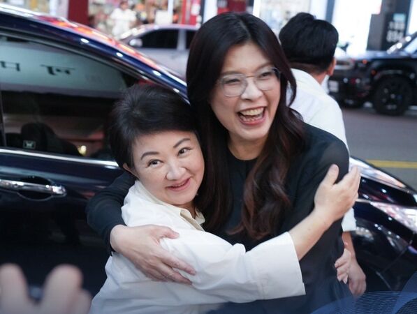 ▲▼鄭麗文選前拜會盧秀燕。(圖/翻攝鄭麗文臉書)