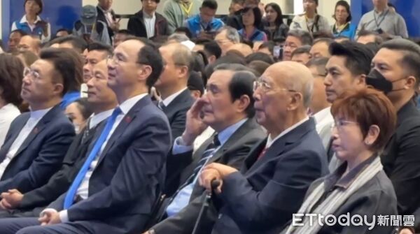 ▲▼ 馬英九在全代會上拭淚 。(圖/讀者提供)