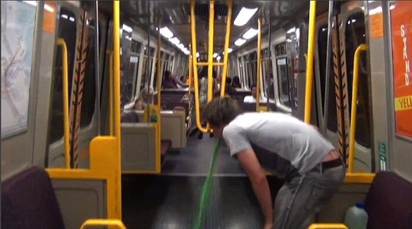 火车上吐绿汁 澳洲恶搞男谎称染上伊波拉 | ET