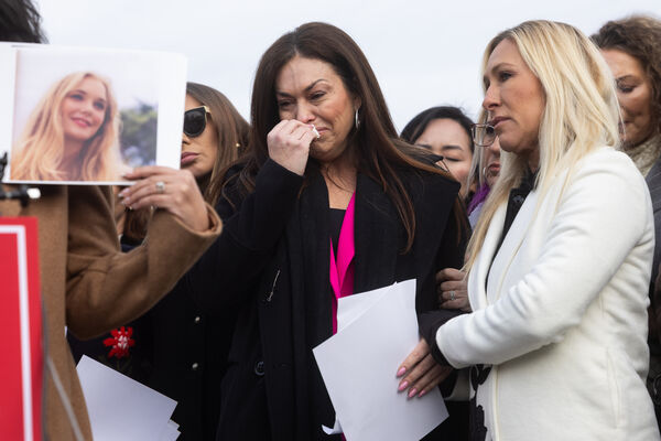 ▲已故淫魔富商艾普斯坦(Jeffrey Epstein)案受害者齊聚國會山莊外抗議。(圖/達志影像/美聯社)