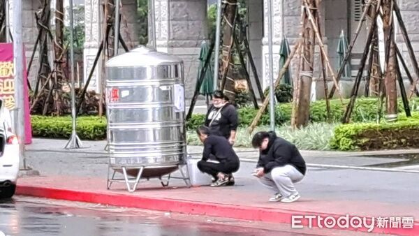 ▲淡北道路11月27日進行主線高架橋P20基樁挖掘時,鑽破自來水管線,自來水公司11月28日起逐步減壓暫停供水,影響淡水區16個里、共計約6.2萬戶,淡水停水第3天,還有多區域無水可用,民眾叫苦連天▼ 。(圖/記者鄭遠龍攝)