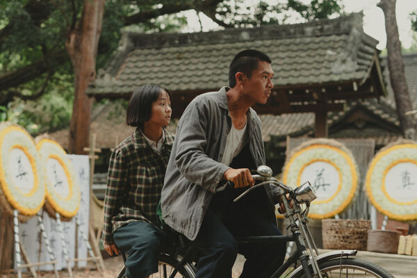 ▲《大濛》趙公道(柯煒林飾)帶著阿月(方郁婷飾)到「極樂殯儀館」。(圖/華文創提供)