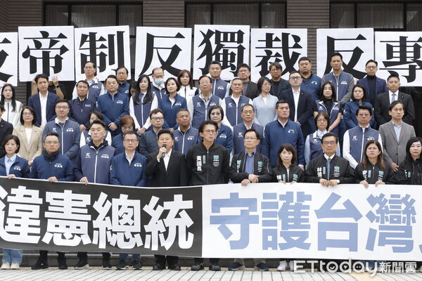 ▲▼藍白國眾兩黨全體立委於立法院議場前召開「彈劾違憲總統,反帝制、反專制、反獨裁」記者會,正式啟動彈劾總統賴清德程序。(圖/記者湯興漢攝)