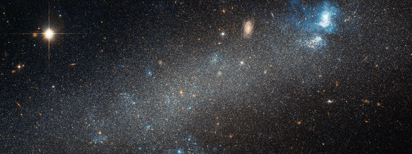 d86989 藍巨星強烈輻射　點亮矮星系NGC 2366星雲《ETtoday 新聞雲》