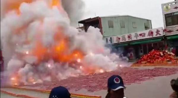 庙宇活动数万鞭炮同时爆炸 画面彷佛像是火灾现场