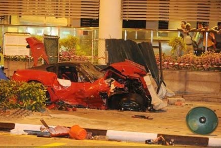 在新加坡飙法拉利 四川富少醉驾撞飞计程车 | E