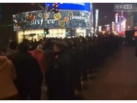 上海武警變「人肉開關」　隨紅綠燈換隊形護民過馬路