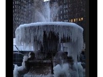 零下15度！　紐約布萊恩特公園凍出「冰柱噴泉」