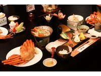 日本富山吃海鮮有多爽？比臉大的帝王蟹只要500円