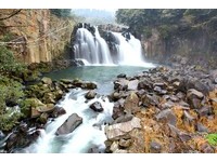 白色溪水流過黑色巨石陣　日本百選瀑布超美