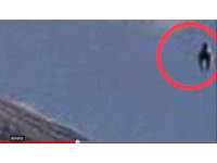 「天馬」在飛！　墨西哥科利馬火山噴發UFO現身？
