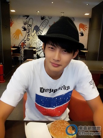 张庭瑚飞官爸也因空难丧生 深夜忆亡父:我以他