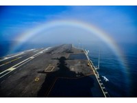 彩虹橫跨航空母艦！　美海軍攝影師拍下罕見美景
