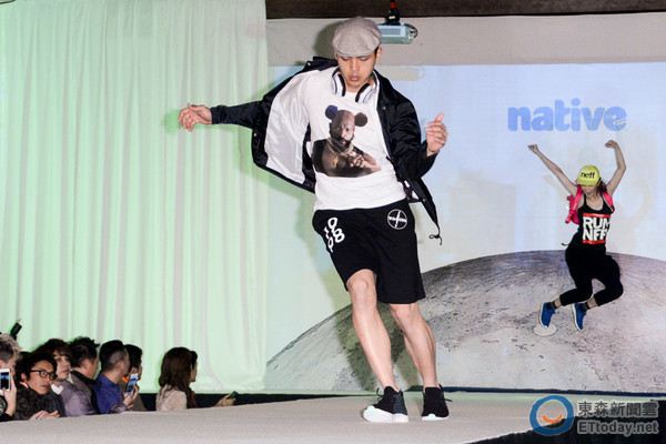 18 |安心亚在native春夏新品发表_名模在弹簧床