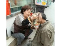 大媽每天餵殘疾乞丐吃麵　感動網友被讚「親娘的情懷」
