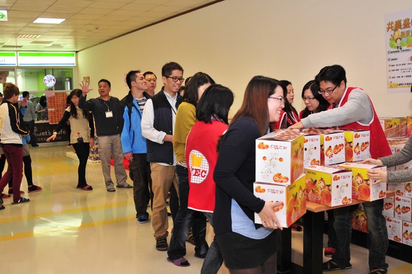 京元电子竹南厂举办柑橘义卖 300箱1小时内抢