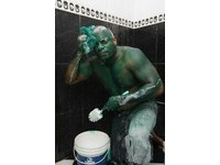 變不回人的「浩克」　巴西男子全身塗綠油漆洗不掉《ETtoday 新聞雲》