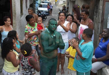 d95054 變不回人的「浩克」　巴西男子全身塗綠油漆洗不掉《ETtoday 新聞雲》