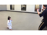 英國3歲女童萌打跆拳　有模有樣擄獲網友的心