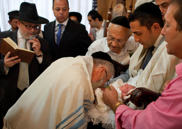 犹太教以口行割礼 婴儿恐染疱疹  国际中心/综合报导 割礼是犹太教